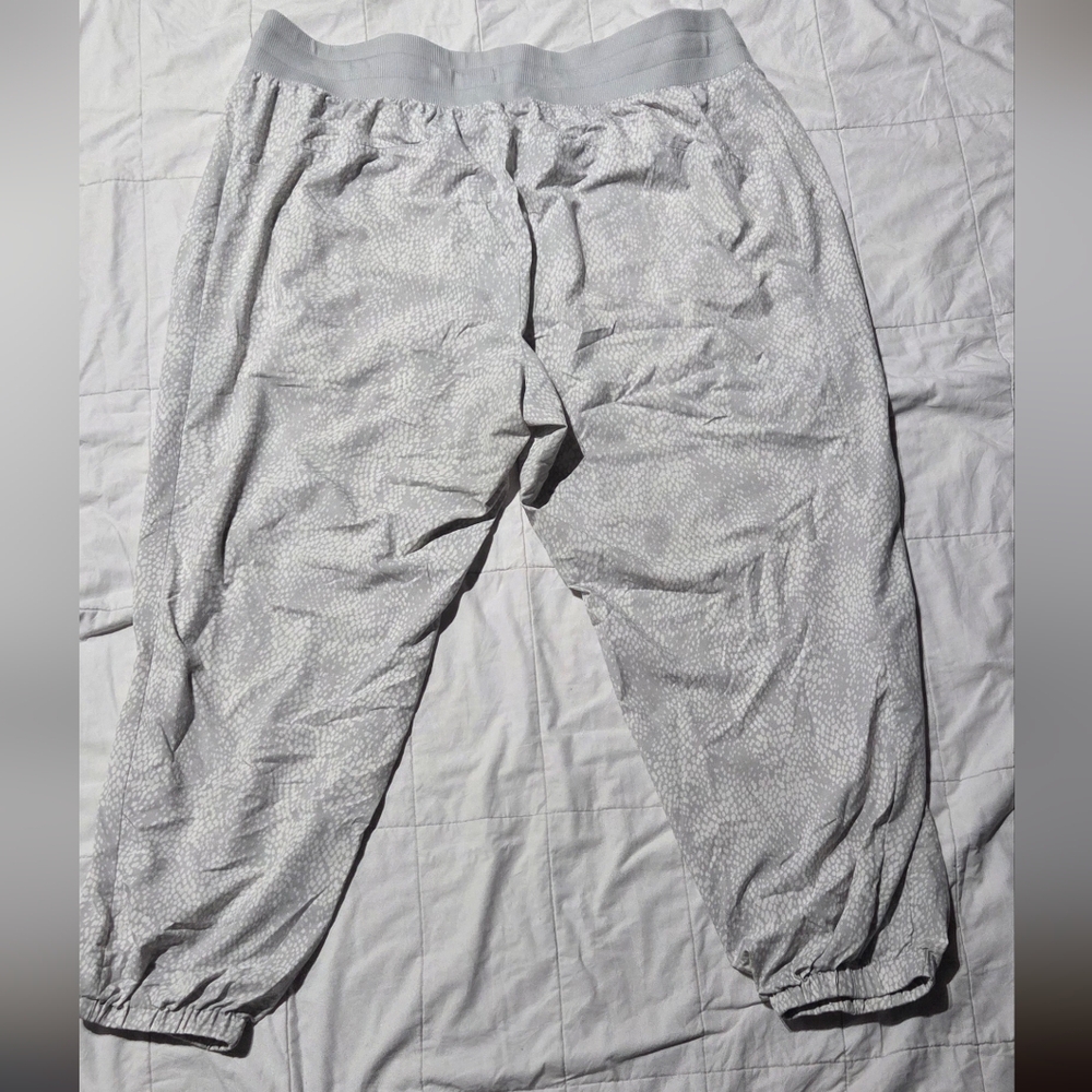 Wome's Light Gray Patterned Joggers